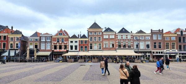 Buildings lining grote markt delft