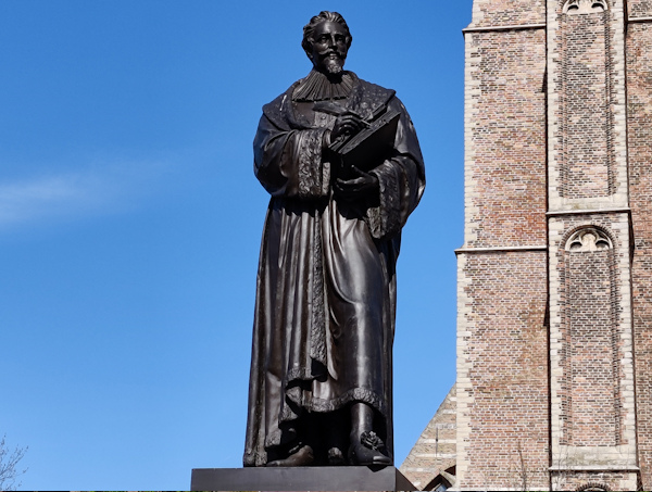 Hugo de Groot Statue